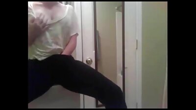 Das Mädchen belohnt den Herrn, indem es ihren Hals hinunterschluckt und leidenschaftlich in verschiedenen Stellungen bis hin zu einem video von reifen frauen vaginalen Kuss auf den Arsch fickt.