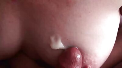 Eine bemalte Schlampe in einem engen Latexoutfit bittet einen Mann, ihre Klitoris mit einem großen Vibrator zu reife frauen gratis video masturbieren