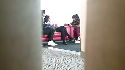 Ein lesbisches Interview endete mit zwei weiblichen Orgasmen auf alte frauen sex video einem weißen Sofa.