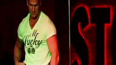 Masseuse lässt einen Kerl seinen Penis massieren, seinen Schwanz reife sex videos mit Öl schmieren und versuchen, ihn zum Orgasmus zu bringen