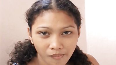 Eine Gruppe von Männern umgibt eine asiatische Prostituierte alte frauen sex video und tränkt ihren vollen Schritt