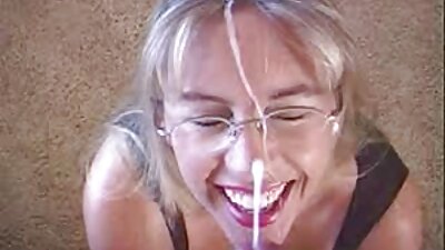 Russische Plače weint und video von reifen frauen weint aus einem Holzschwert, setzt aber den Kuss fort