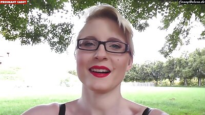 Entzückende Anime-Puppe, die von reife weiber videos einem unsicheren Kerl geküsst wird