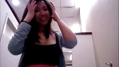 Büromacho küsste während einer Pause eine junge Kollegin reife tube im Badezimmer